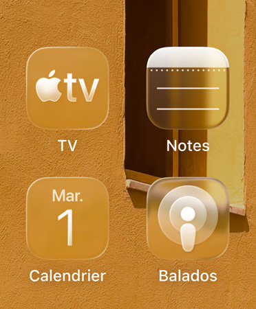 Vue rapprochée des icônes des apps Apple TV, Notes, Calendrier et Balados avec les nouvelles teintes