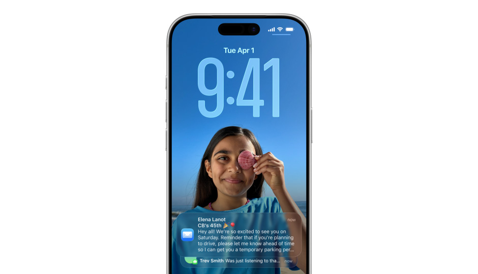 iPhone-toegangsscherm met foto, tijdsnotering in Liquid Glass, twee meldingen verschijnen onderaan het scherm