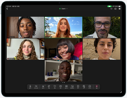 여러 명의 참가자가 보이는 Zoom 영상통화 장면을 화면에 보여주는 iPad Air의 앞면