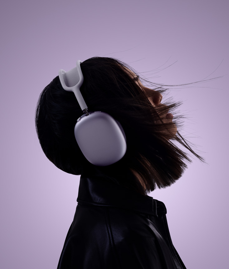 Προφίλ ατόμου που φοράει ακουστικά AirPods Max 2 σε χρώμα Μωβ με το κεφάλι ελαφρώς γερμένο προς τα πάνω