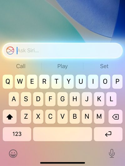 In een tekstveld boven het toetsenbord op een iPhone staat Vraag het aan Siri