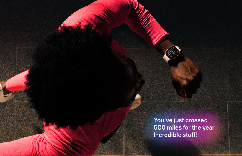 Osoba si při běhání prohlíží pokrok v aplikaci Cvičení na Apple Watch Series 11