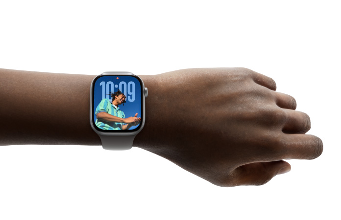 Osoba z Apple Watch Series 11 na nadgarstku z widoczną tarczą Zdjęcia
