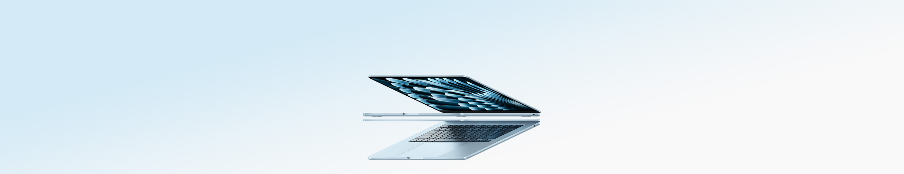 Dos laptops MacBook Air azul cielo abiertas y superpuestas que forman una flecha para mostrar su perfil delgado