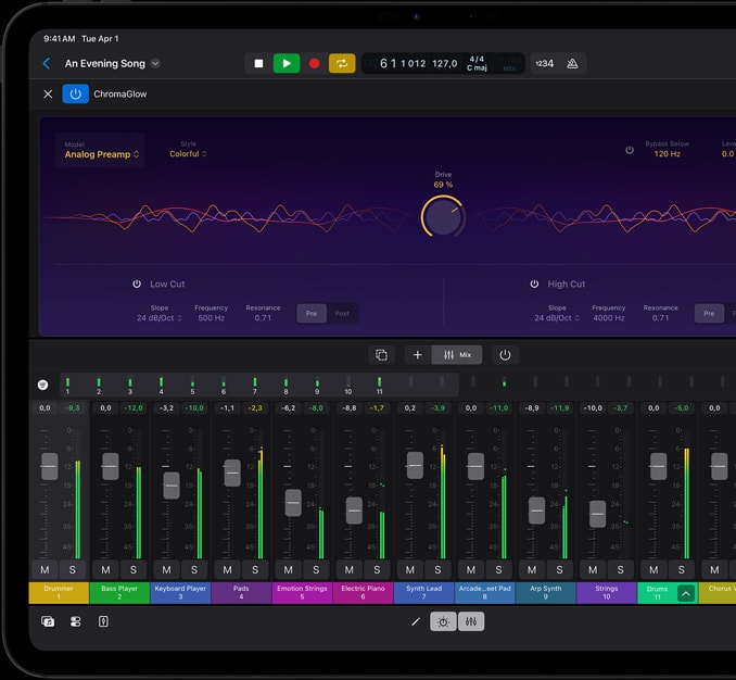 iPad Pro, esikülg, horisontaalpaigutus, kosmosemust värv, ekraanil muusikatöötluse projekt, heli lainevorm, erinevad raja juhtnupud, mikserpult ja muusikainstrumendid, Dark Mode režiimis